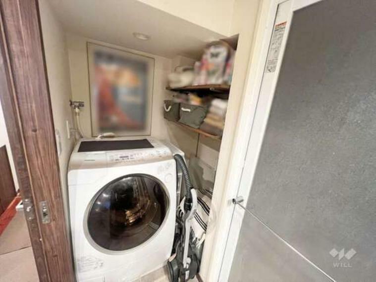 ドラム式の洗濯機も設置可能。上に洗剤などを収納いただけるので見た目もすっきり。