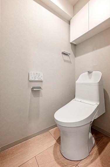 トイレ シックな雰囲気で落ち着きを感じるトイレです。現代の必需品、温水洗浄便座も備え付け。