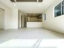 リビングダイニング 白を基調とした室内は、明るい住空間を造り出すだけでなく、清潔感をもたらしてくれます。