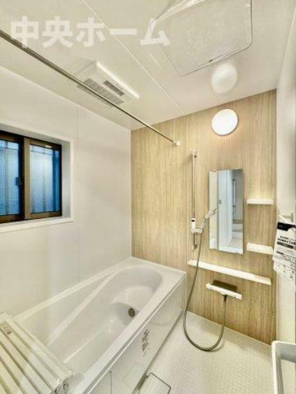 浴室 【バスルーム】1坪タイプゆとりサイズの暖房換気乾燥機付きシステムバスルーム。暖房・冷風・換気・乾燥など、毎日を快適に過ごせるうれしい機能が揃っています。雨の日の洗濯物も安心です。