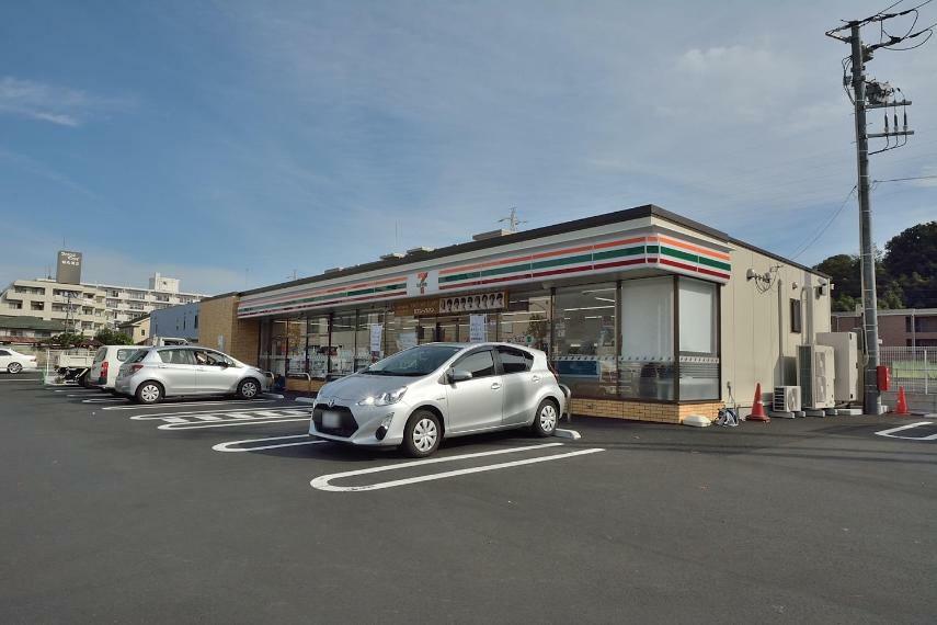 セブンイレブン横浜大豆戸町店（24時間営業ですので、急な買い物に便利です。駐車場もあります。）