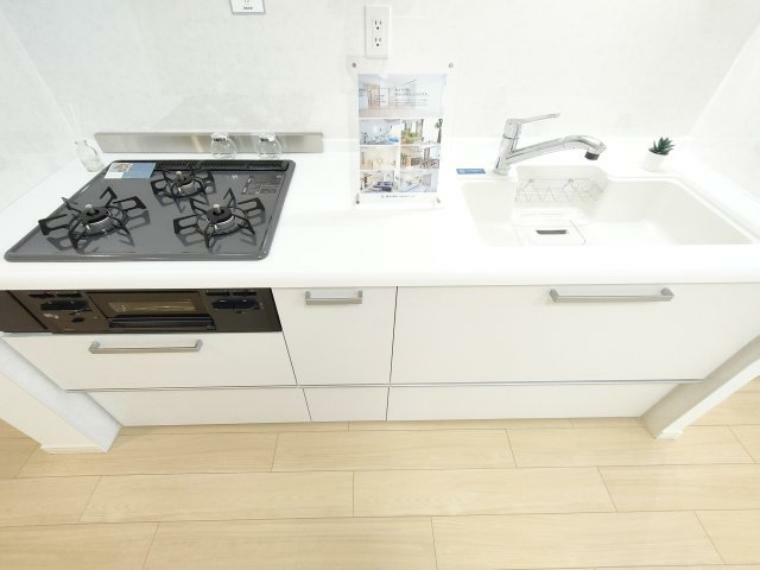 ・キッチン 　作業スペースが広く、収納も充実したシステムキッチン。