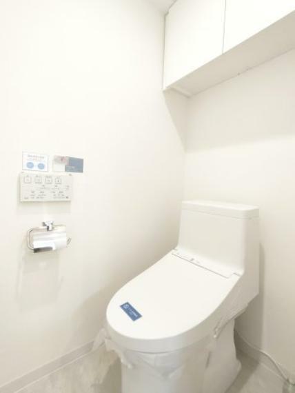 ・トイレ 　温水洗浄便座付きのトイレ。操作のしやすいリモコンタイプです。