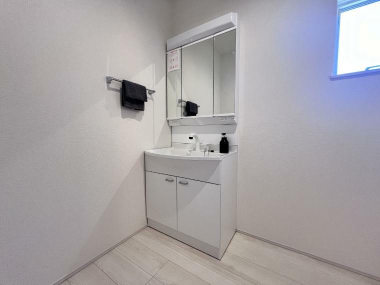 洗面化粧台 洗面化粧台は三面鏡仕様で収納スペースもしっかり確保しております