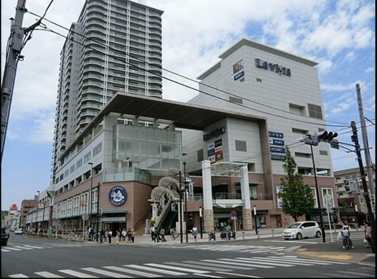 ショッピングセンター らびすた新杉田 JR根岸線新杉田駅直結のショッピングモール。スーパーや飲食店、郵便局などがあり便利です。