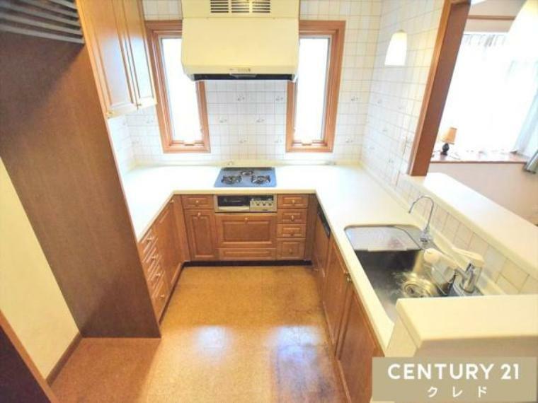 キッチン フラットなキッチンは室内の内装に合わせた温かみを感じるテイスト。 家族とのコミュニケーションもとりやすい対面式キッチンとお料理に集中できる壁付けタイプのちょうどいいバランスのキッチンです。