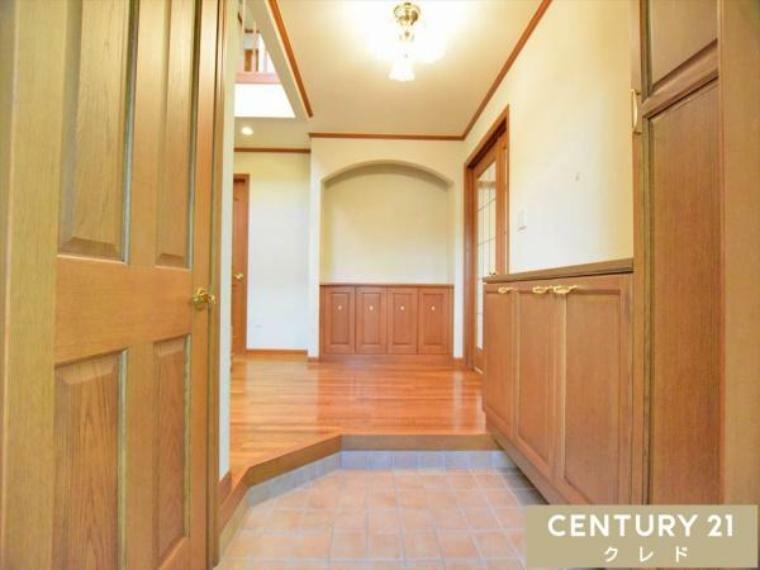 収納のある玄関は、生活動線にゆとりを生み出します。<BR/>玄関は掃除がしやすく、きれいな状態を維持しやすい耐久性に優れたタイル敷きです。