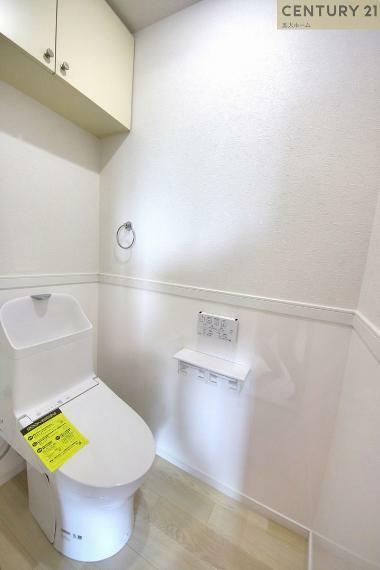 トイレは温水洗浄便座のため、寒い冬場も快適にお過ごしいただけます。シンプルな色合いで統一されていて清潔感のある空間です。