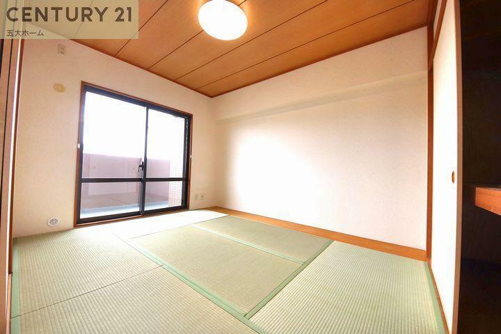 リビング横に隣接した和室はお子様の遊びスペースとしてや、お昼寝をしたりと多目的に使えます。心落ち着く日本ならではの空間ですね！