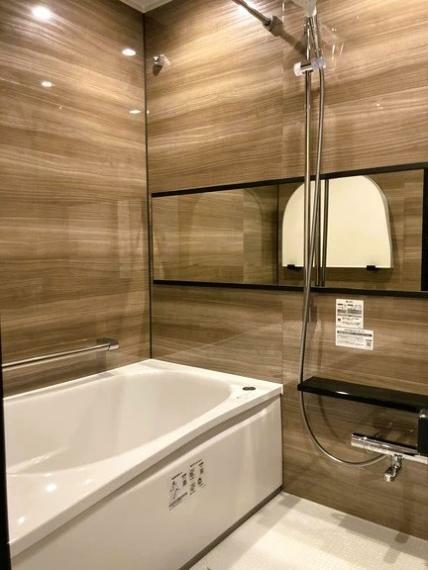 浴室 光沢感のある木目調のパネルがくつろぎの空間を演出する浴室。追い焚き・浴室乾燥機付きです。