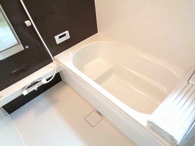 浴室 浴室は湿気がたまりやすく、換気扇だけではどうしてもカビが出やすいです。 窓があるだけでお風呂のカビのお掃除がラクラク！