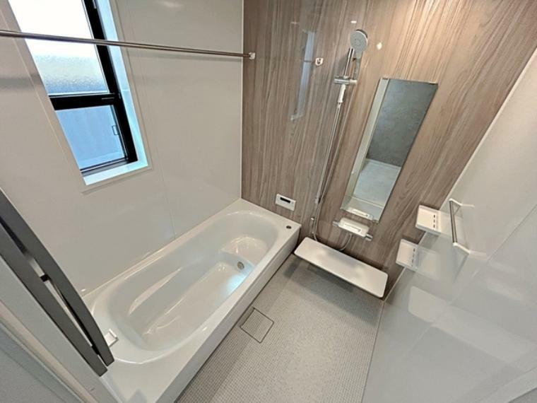 浴室 エコベンチ浴槽を採用！快適な半身浴のためのベンチスペースは節水にも効果を発揮します。