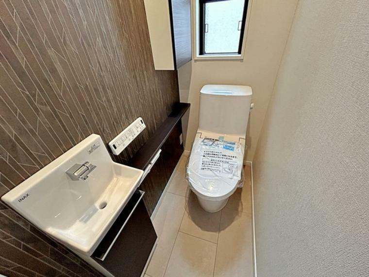 トイレ 窓があり温水洗浄機能の付いた快適なトイレを1階と2階に設置。使用が重なる朝も2ヶ所あれば安心ですね！