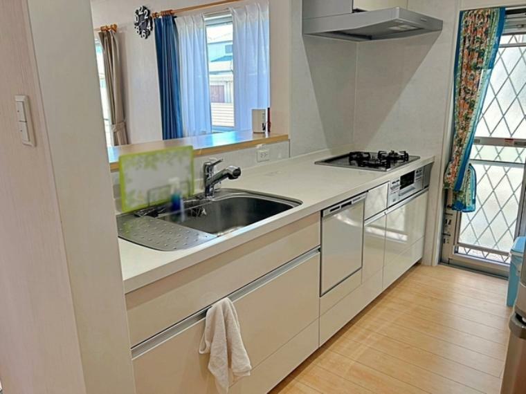 キッチン 収納力豊富なシステムキッチン。毎日の洗い物がラクになる便利な食洗機付きです！時間を短縮して、家事の時間も確保できます。
