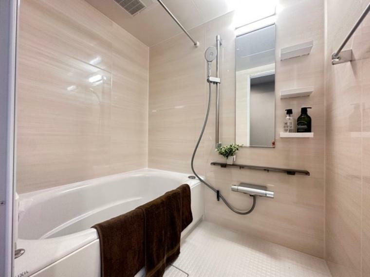 浴室 明るいベージュのユニットバス。落ち着いた色合いが心地よく、リラックスできるバスタイムを演出。機能性とデザイン性を兼ね備えた、快適なバスルーム空間です。
