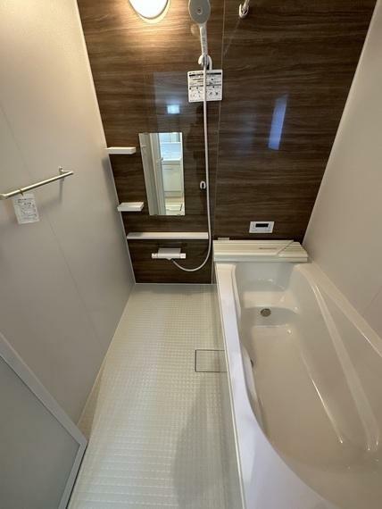 浴室 施工例　床の素材は水はけが良い素材を使用してるのでカビが発生しにくくなってます　浴槽内のベンチで家族浴や半身浴も楽しめます
