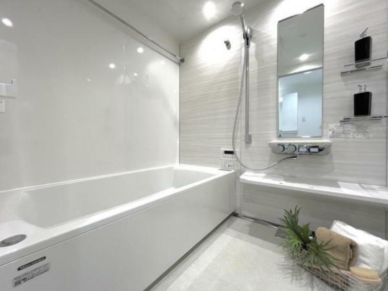 浴室 ゆったり脚をのばせるサイズの浴槽です。浴室乾燥機付きで雨の日のお洗濯も簡単に！
