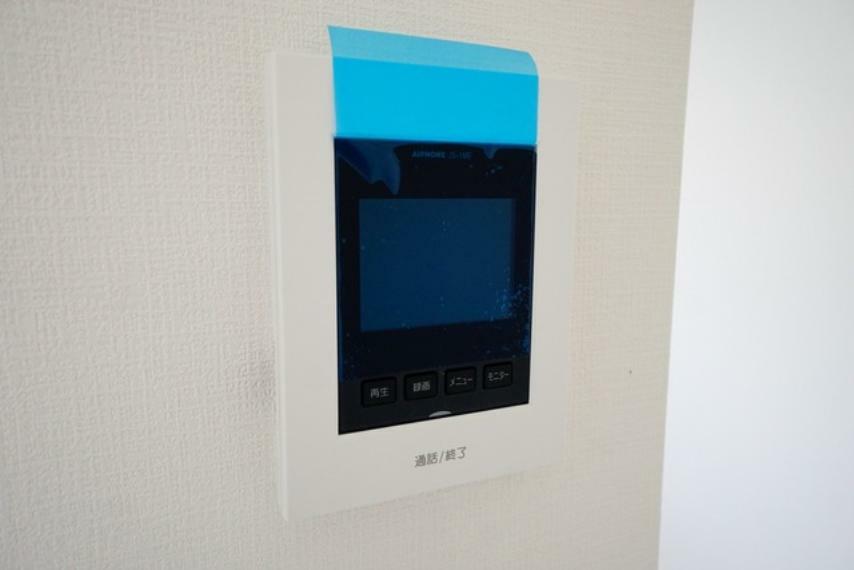 同仕様写真（内観） （同仕様写真）部屋の中にいながら訪問者の確認ができるTVモニター付きインターフォンがキッチン近くに設置されています＾＾