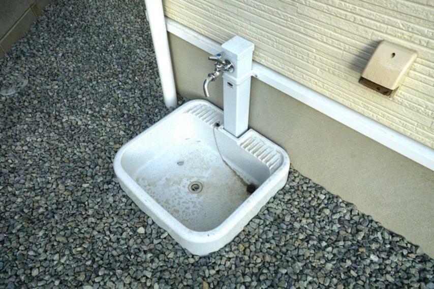 同仕様写真（内観） （同仕様写真）玄関の近くに立水栓があるので、帰宅時に泥汚れを流したいときや、夏場に打ち水をするときに大変便利です。