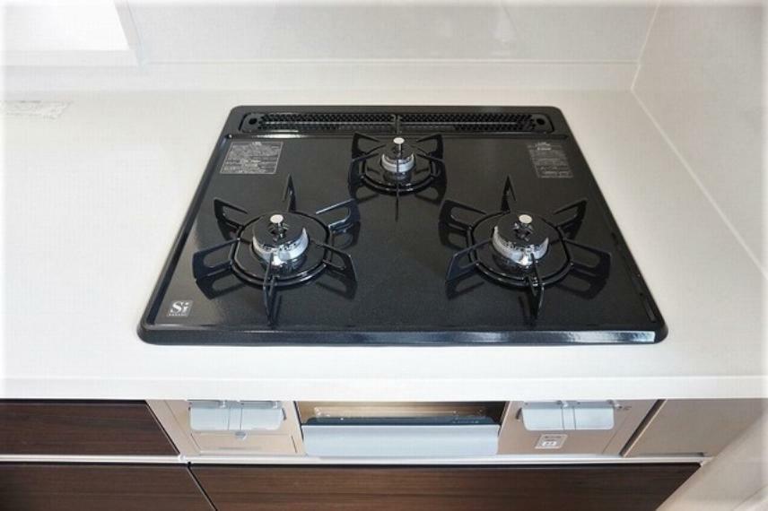 同仕様写真（内観） 同仕様写真。から炊きにより一定の温度に達すると自動で火を止めてくれる安心機能、過熱防止センサー付3口タイプ。お料理の効率も上がります。