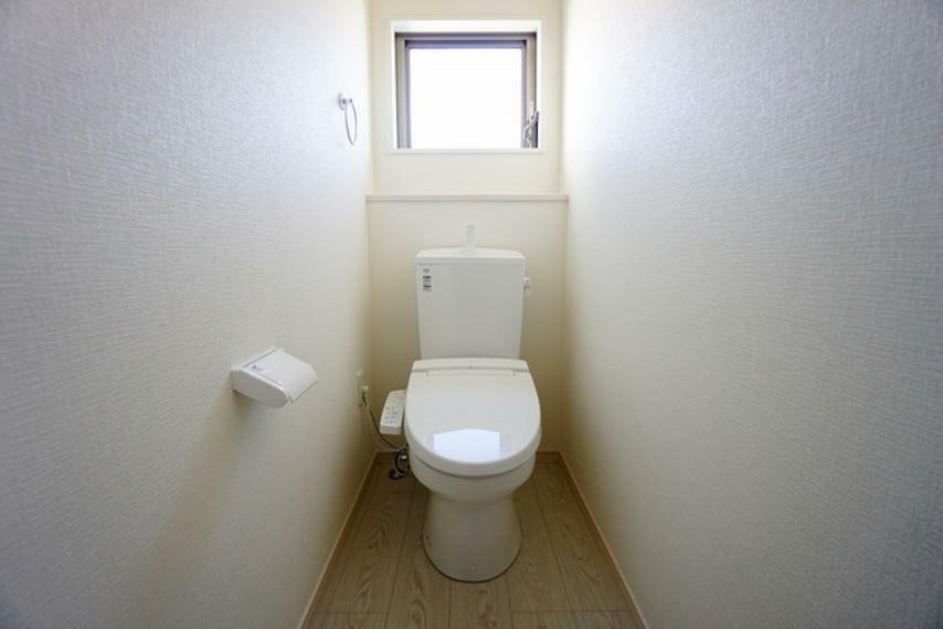 同仕様写真。ウォシュレット付トイレです。節水機能もあるので、安心して使えますね。もちろん、1階2階の2ヶ所にトイレがあるので、忙しい朝にもゆとりができますね。