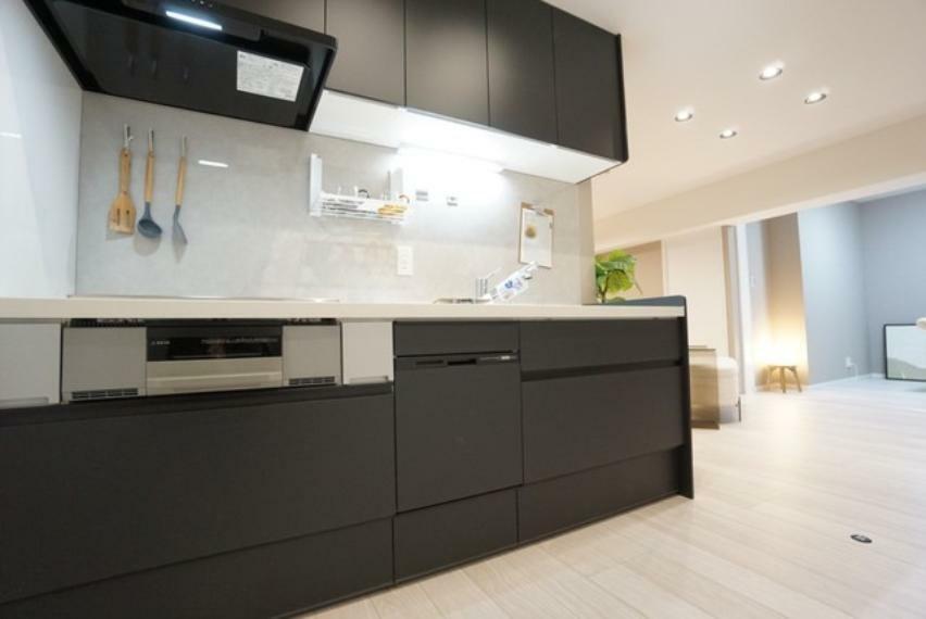キッチン 壁付キッチンなのでデッドスペースができにくく、ダイニングやリビングのスペースを広く活用することができます。