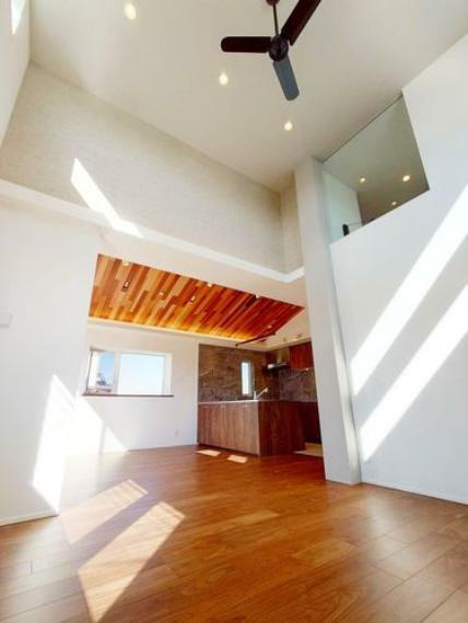 居間・リビング 天井高のあるリビングスペース床暖房完備のくつろぎ空間