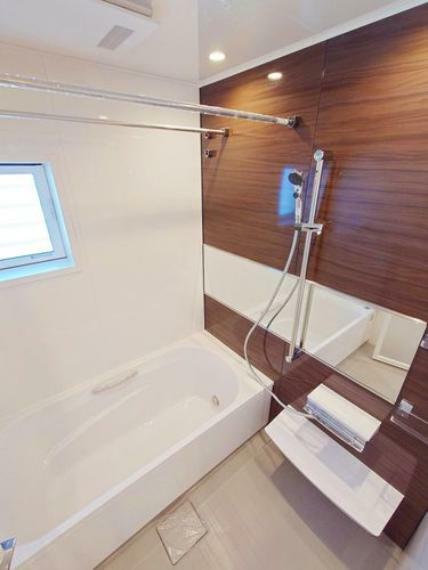 浴室 一坪サイズのバスルーム浴室乾燥機能付・窓有で換気もしやすいです