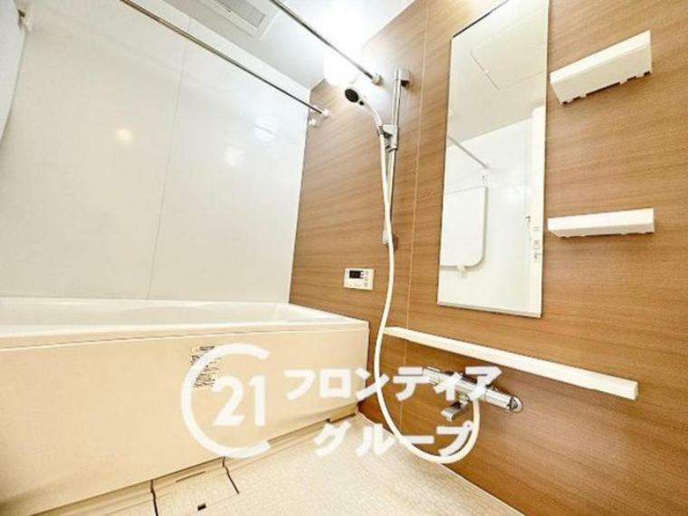 浴室 一日の疲れを癒すバスルームです！横長の窓は空間に奥行をもたらします。高級感ある雰囲気を演出し、リラックスするのに最適です。