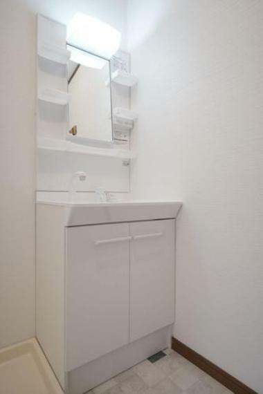 洗面化粧台 コンパクトサイズながら、収納スペースが付いた機能的で使いやすい洗面台です。