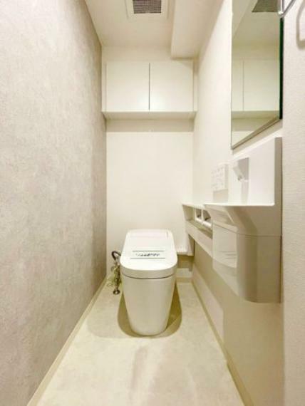 トイレ 上部には収納付。スタイリッシュなデザイン性。タンクレス洗浄機能付きトイレ。