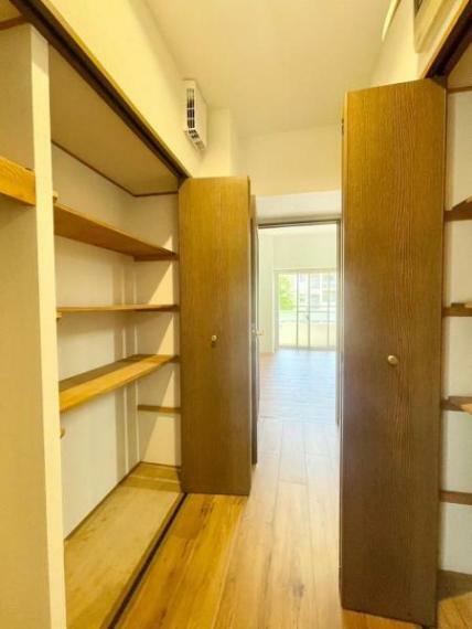 収納 廊下には棚付きで小物や書類も整理できる大型収納つき。