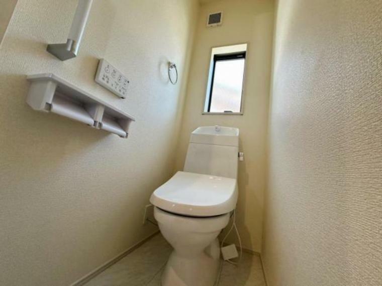 トイレ 1・2階にトイレがございます。朝の忙しい時間帯も待たずにすみそうですね