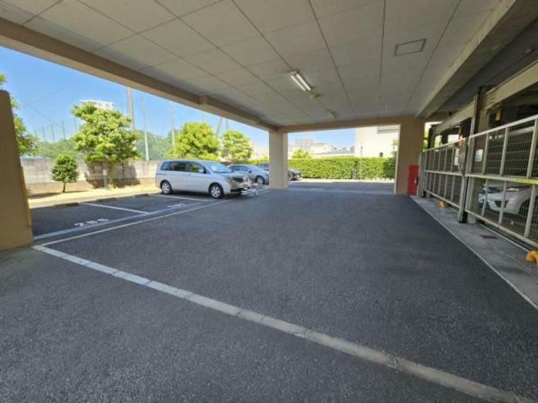 駐車場 ゆったりとした敷地内駐車場で駐車もらくらく！