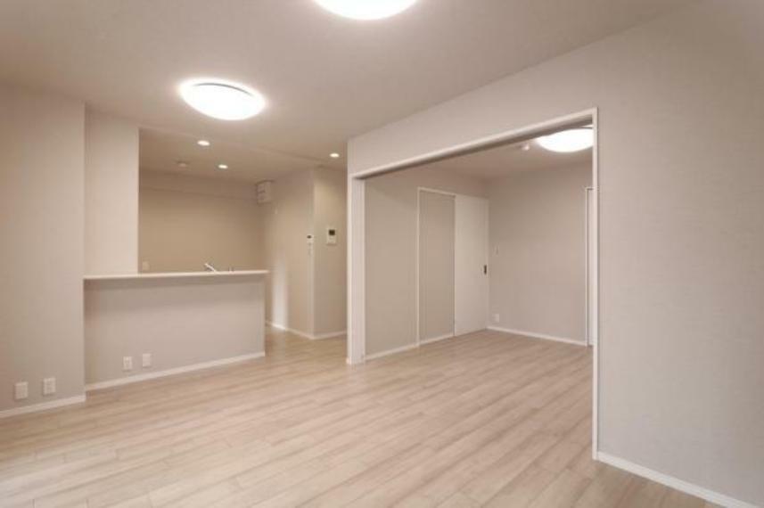 居間・リビング LDK12.5帖:清潔感があり、明るく落ち着いた雰囲気の室内空間！