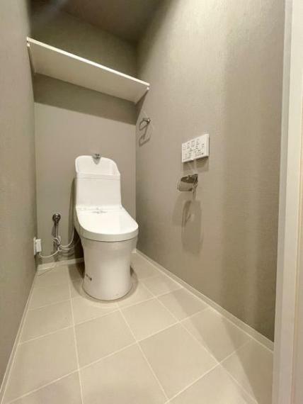 トイレ 快適な温水洗浄便座付きパワー脱臭機能などを備え、快適な空間を創出する機能もあります