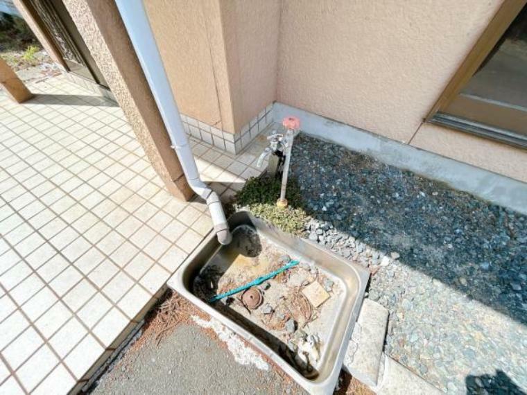 【現況】玄関横には外水道がございます。