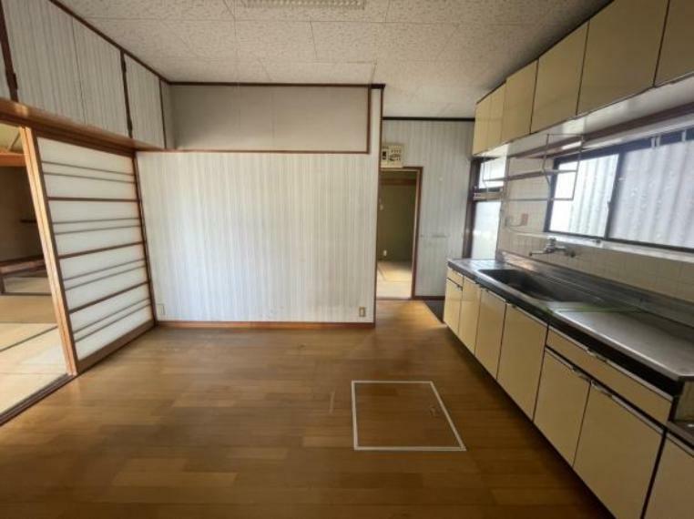 【リフォーム前】キッチンの別アングル写真です。冷蔵庫や食器棚を置くスペースもございます。