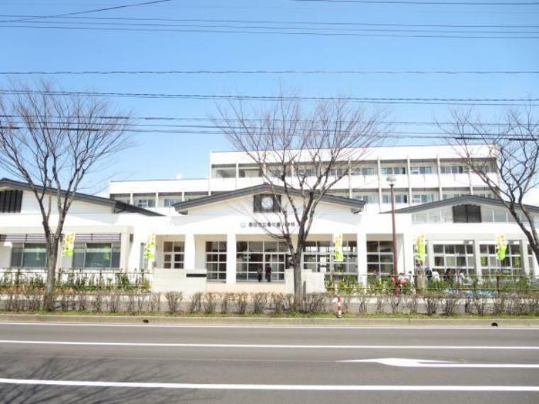 【周辺環境/小学校】酒田市立亀ヶ崎小学校まで750m（徒歩10分）お友達との会話を楽しみながら通学ができますね。