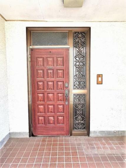 玄関 【リフォーム中】玄関。玄関ドア交換をいたします。ドアごと交換しますのでカギも新品になり防犯面も安心ですね。