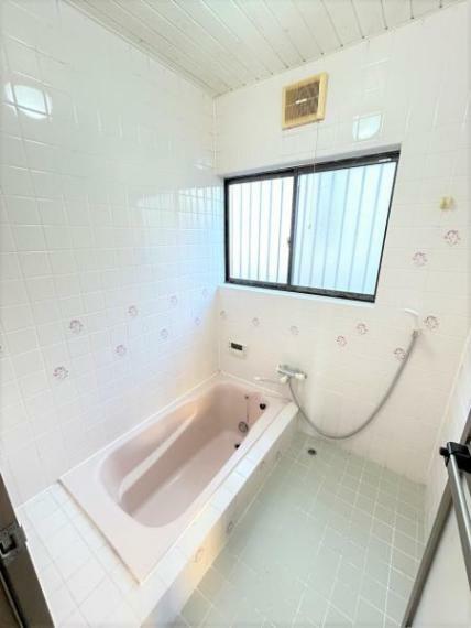 浴室 浴室のお写真になります。中古住宅では貴重な1坪サイズの浴槽。お風呂が狭いというストレスから解放されます。