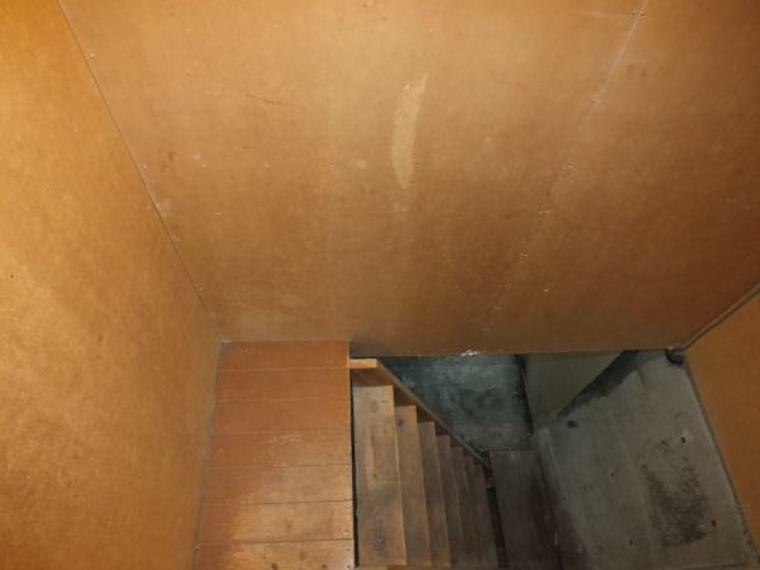 2階の廊下には1階高床車庫内へ昇り降りできるところがあるので助かりますよ
