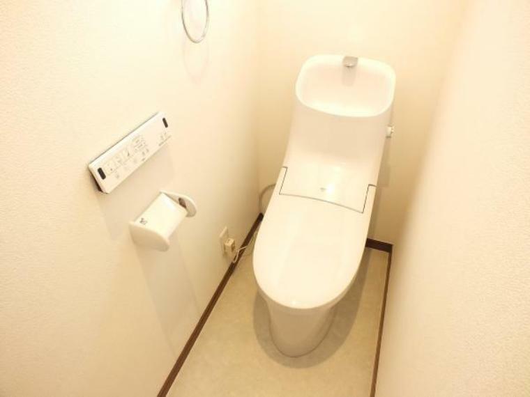 トイレ 【同仕様写真】トイレは新品の温水洗浄機能付きに新品交換します。