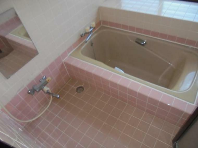 浴室 【リフォーム前写真】浴室は1坪タイプのハウステック製ユニットバスに新品交換致します。1坪の広々した浴槽で、お子様やお孫さんと一緒にお風呂を楽しんでください。