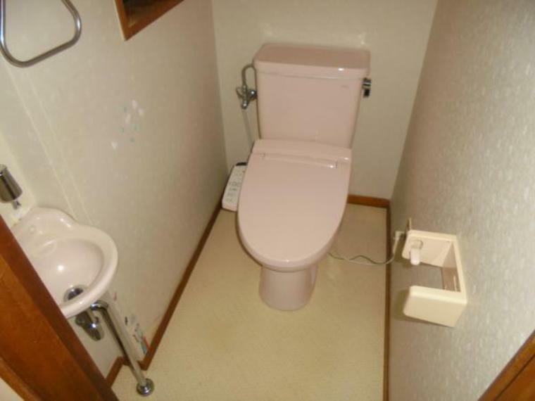 【リフォーム前写真】1階及び2階のトイレはジャニス製の温水洗浄便座トイレに新品交換致します。直接お肌に触れる部分なので、新品だと嬉しいですね。便座は温度調整ができるので、寒い冬場でも安心して利用できます。