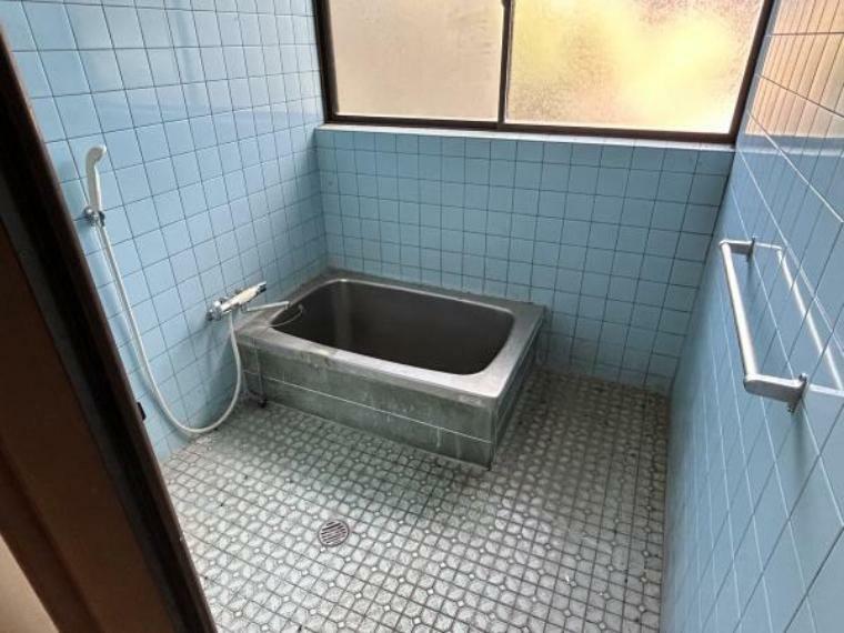【リフォーム前写真】浴室は解体し、ハウステック社製の1坪タイプの新品のユニットバスに交換します。1坪タイプなので、足を伸ばしてゆったりお風呂に浸かれます。