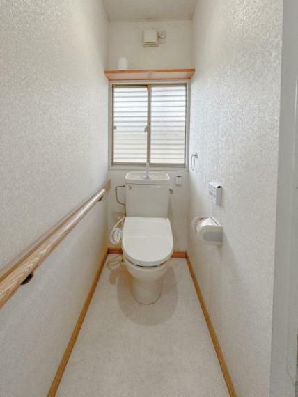 トイレ 1階の浴室の隣のトイレは前所有者様によってトイレの交換とクッションフロアーの張替え、天井と壁のクロスの張替えが行われています。