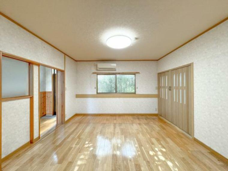 居間・リビング ダイニングスペースです。床のフローリングの張替えと天井や壁のクロスが張替えられています。