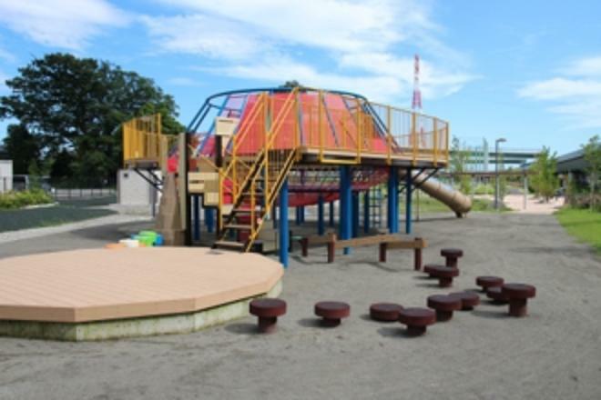 公園 【中野公園】600m　公園内には海老名市初の人工芝を採用したグランドがあります。公園の北側には小さいお子さんから小学生まで楽しめる大型遊具があります。