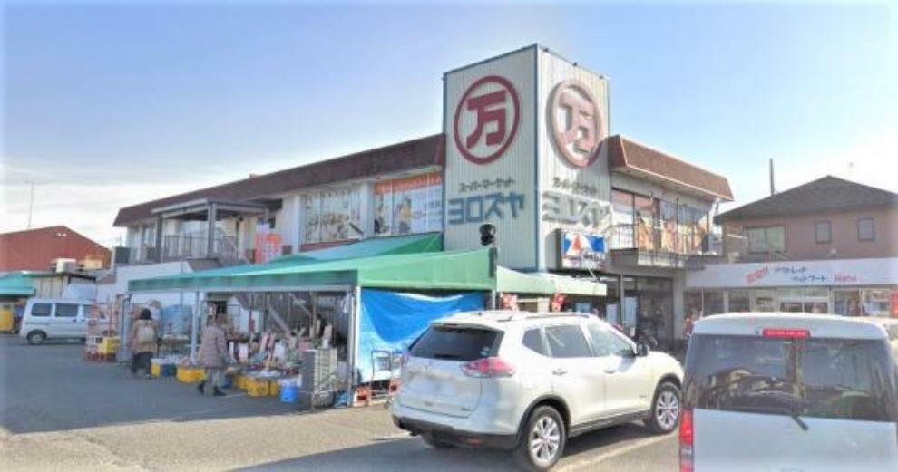 スーパー 【よろずや　石田店】610m　昔ながらの商店街にあるようなスーパーです。お魚もいつもたくさん並んでいます。
